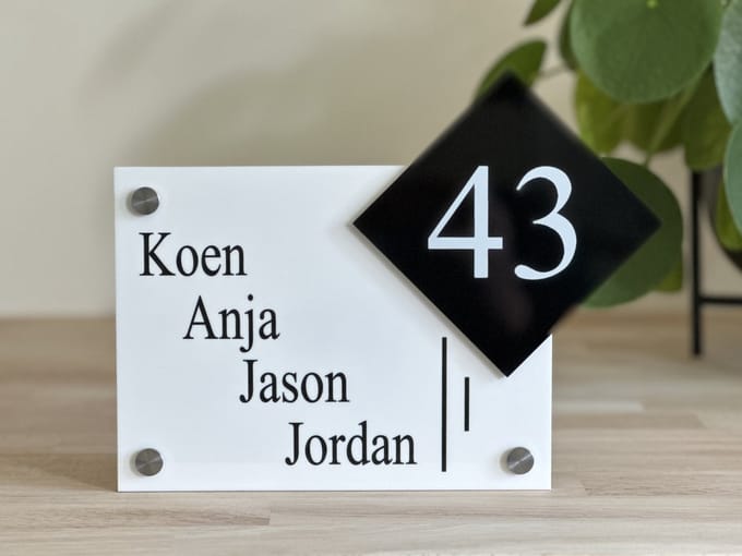 Naambordje voordeur | strak lijnen | huisnummer | wit | 19,5x25cm | rvs afstandhouders