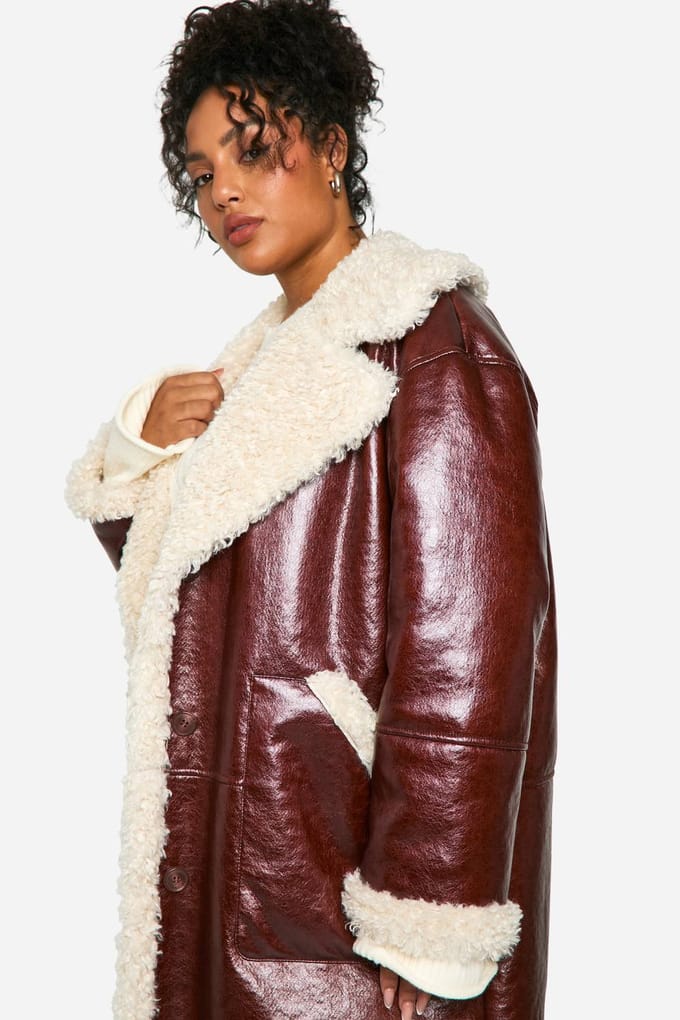 boohoo Dames Plus Kunstleer Teddy Trim Longline Aviator Jas | Bordeaux Rood | Maat: 56