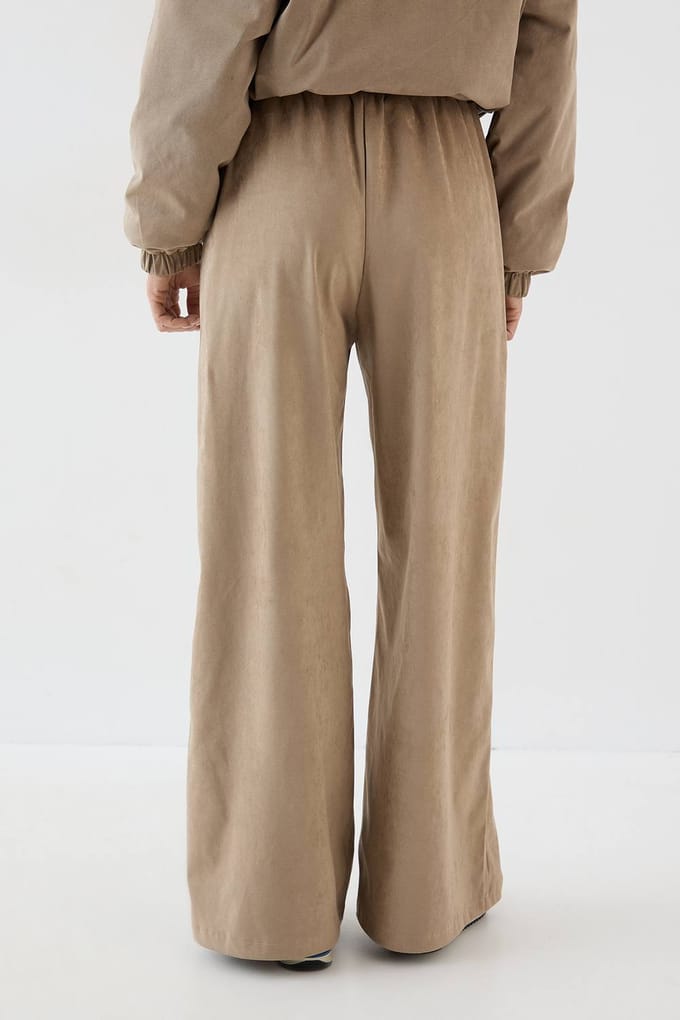 Dames DSGN Studio Faux Suede Rechte Pijp Broek | Stone | Maat: Medium