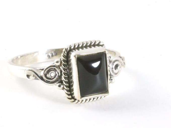 Fijne bewerkte zilveren ring met onyx - maat 20