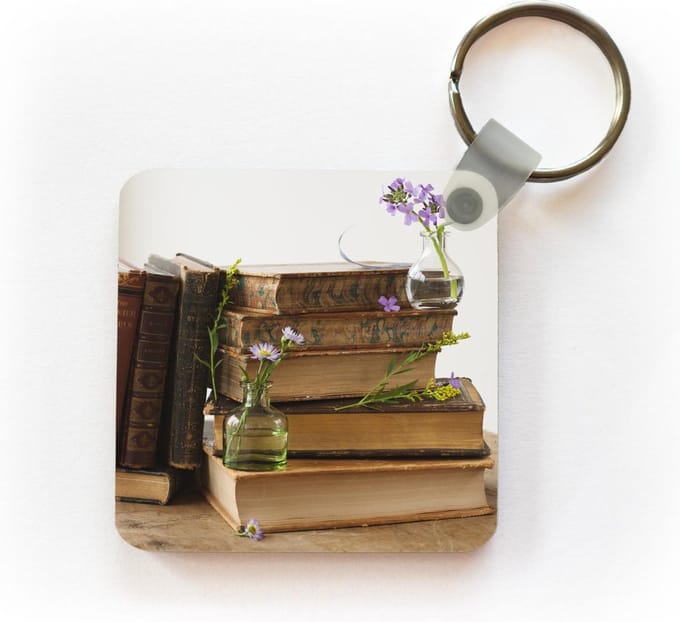 Sleutelhanger - Uitdeelcadeautjes - Oude boeken met kapotte kaft en verkleurde bladzijden - Plastic