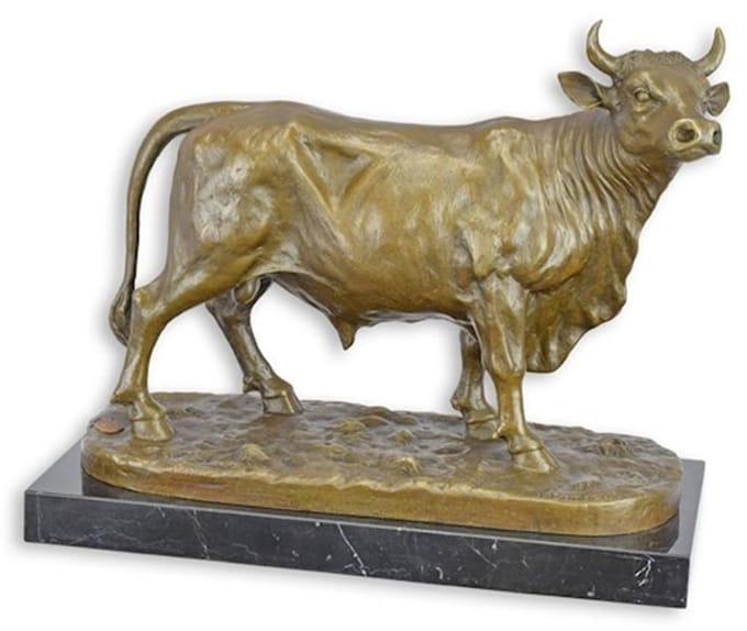 Een bronzen sculptuur van een stier