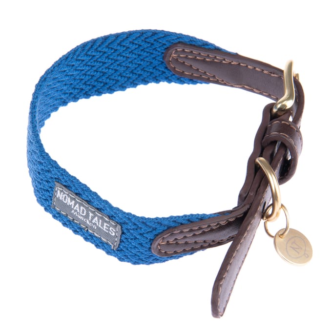 Halsband Nomad Tales Bloom, sapphire - Maat L: 46 - 52 cm Halsomvang, B 38 mm