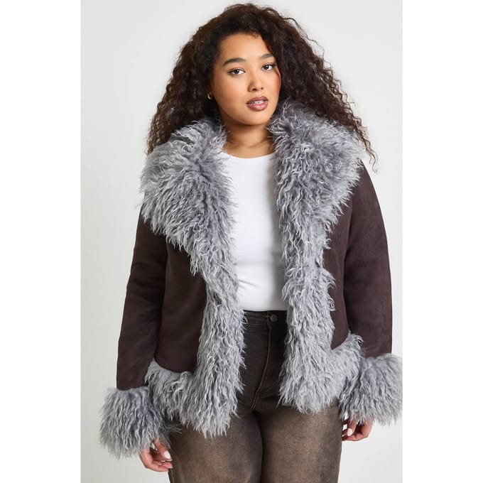 boohoo Dames Jas met nep bontaccent in suede-look | Chocolate | Maat: 10