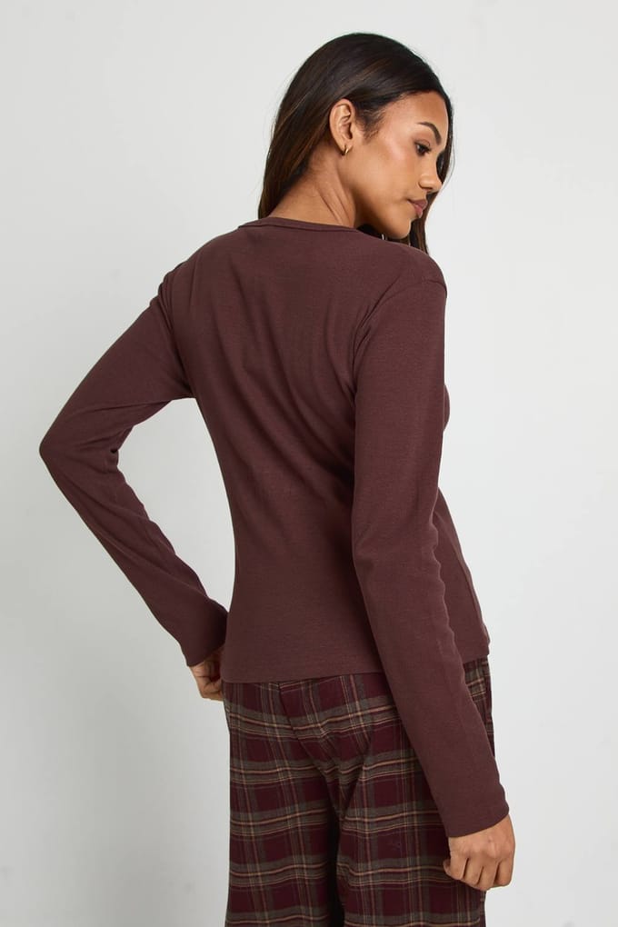 boohoo Dames Zwangerschapsbasic geribbelde lange mouwen lang gesneden nauwsluitende top | Chocoladebruin | Maat: 36