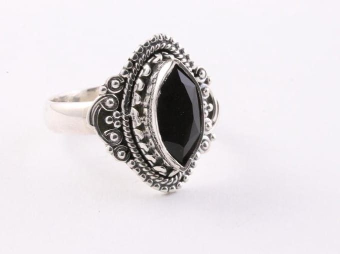 Bewerkte zilveren ring met gefacetteerde onyx - maat 16.5