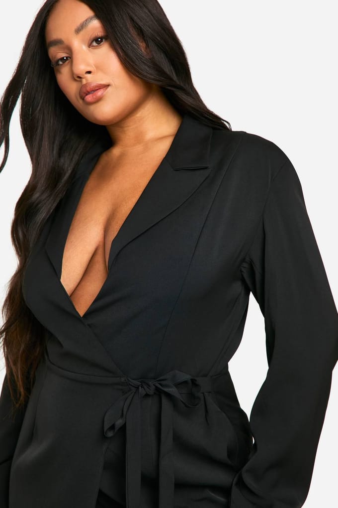 boohoo Dames Plus geweven getailleerde wikkeljurk | Black | Maat: 28
