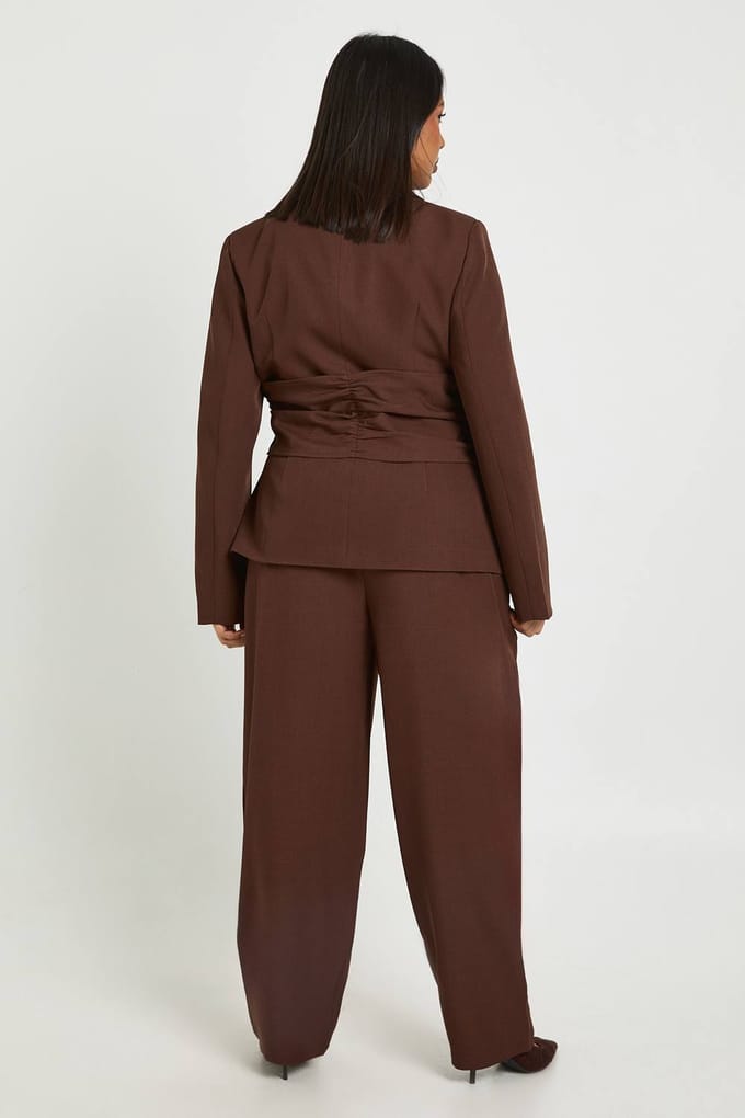 boohoo Dames Plus Barrel Pijp Gesneden Broek | Chocoladebruin | Maat: 44