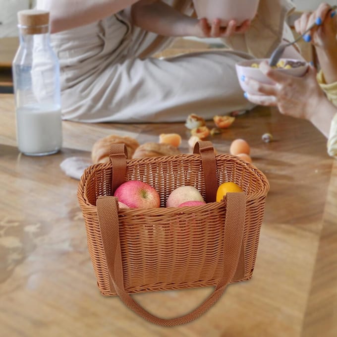 Opbergmand van imitatie rotan met handvat