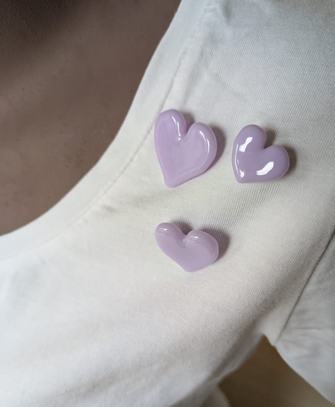 M-apART Broche, set van 3 handgemaakte lila hartjes van glas, pins