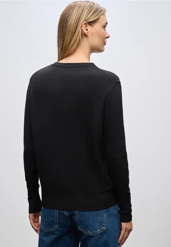 Trui met knoopdetail