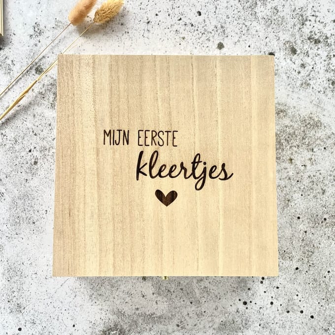 Fien & Feau | Bewaren van de eerste kleertjes | Kraamcadeau | Bewaarkistje