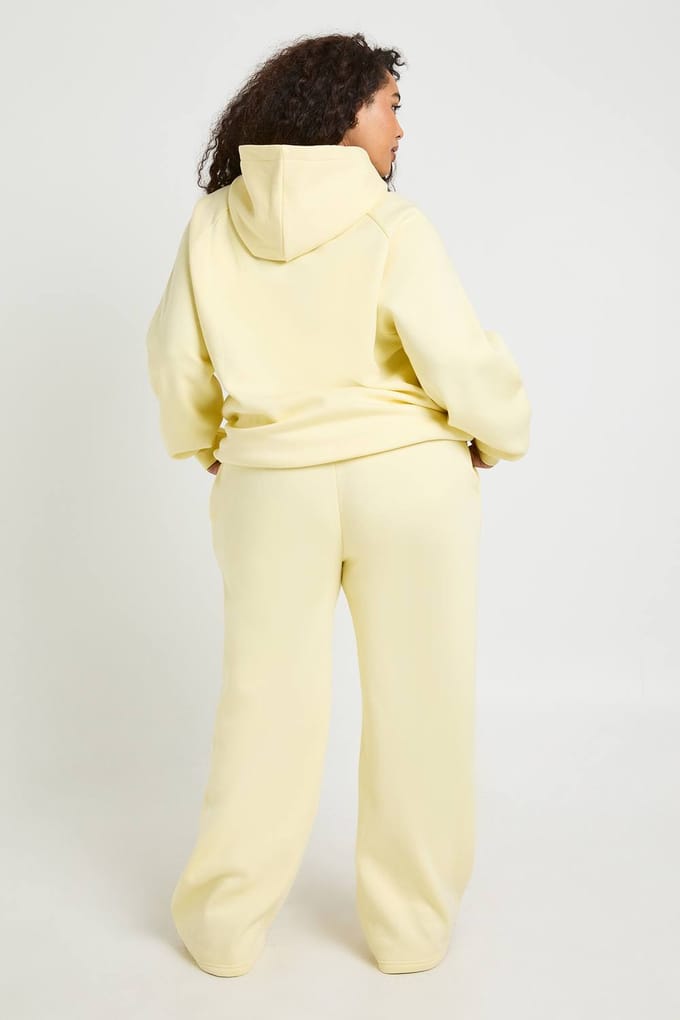 boohoo Dames Plus Core Basic Joggingbroek Met PlooiDetail En Rechte Pijpen | Boter | Maat: 44