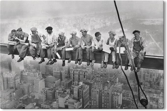 Canvas Schilderij Lunch atop a Skyscraper - 150x100 cm