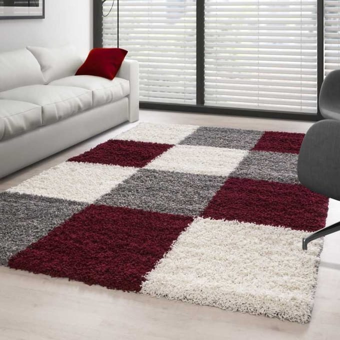 Hoogpolig vloerkleed met ruitpatroon, rood-wit-grijs.