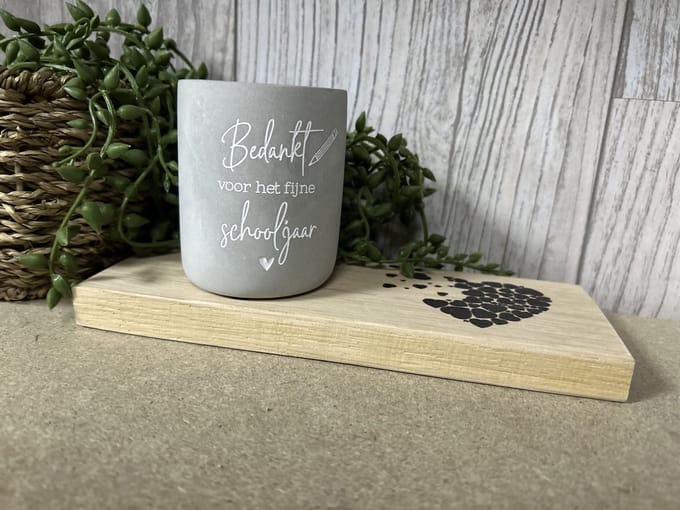 Creaties van Hier – Cement Candle Schooljaar met houten plankje - 8 cm – Cement – Kaars
