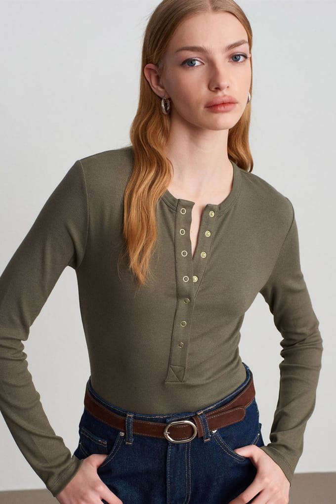 Geribde Crew Neck Knop Blouse