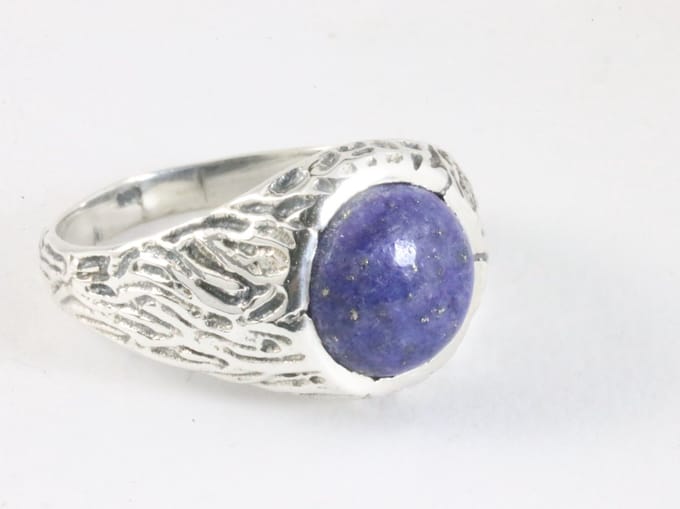 Bewerkte zilveren ring met lapis lazuli - maat 18.5