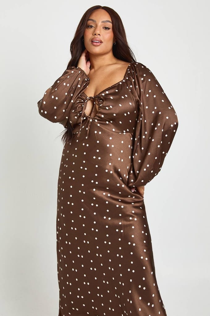boohoo Dames Plus Polka Dot Volume Mouw Satijn Midaxi Jurk | Chocoladebruin | Maat: 48