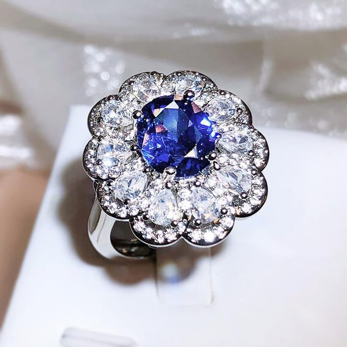 Nieuwe, luxe ovale ring met bloemvormige opening en imitatie saffier voor dames Adjustable opening gray