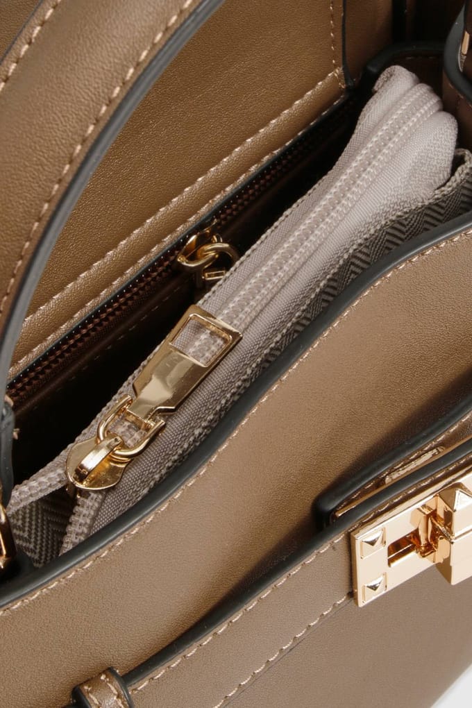 boohoo Dames Mini Tas met Gesp Banddetail | Chocoladebruin