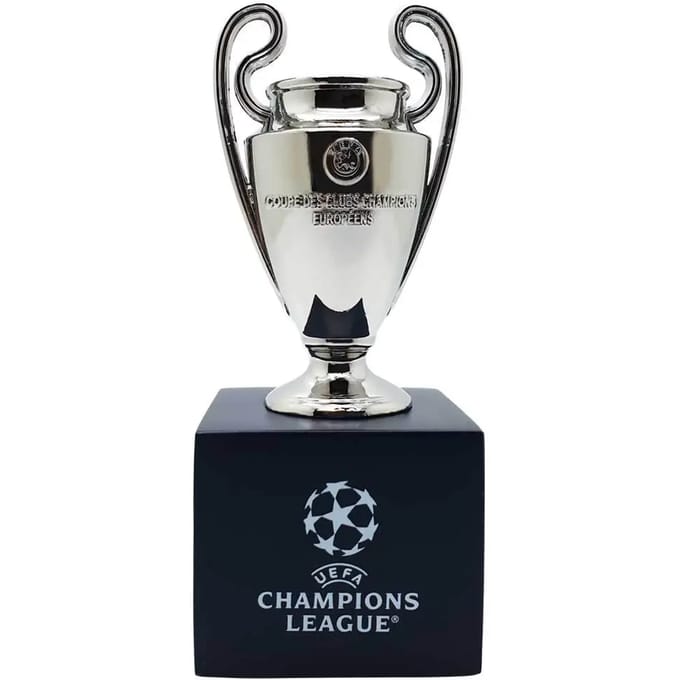 Trofee Am Ball Com UEFA Champions League sur piédestal