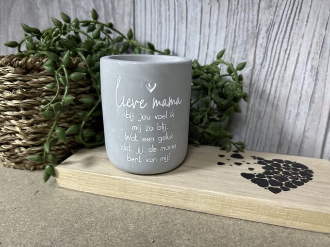 Creaties van Hier – Cement Candle Mama met houten plankje - 8 cm – Cement – Kaars