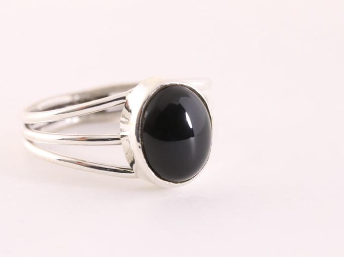 Opengewerkte zilveren ring met onyx - maat 17.5