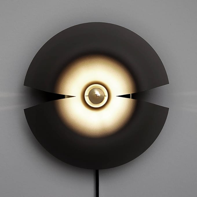 AYTM wandlamp Cycnus, zwart, Ø 30 cm, stekker, aluminium, E27