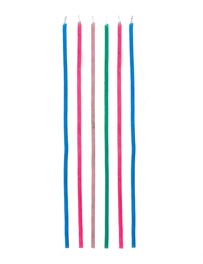 SURPRISEZ VOUS - 18 sprankelende lange gekleurde kaarsen 16 cm voor taart