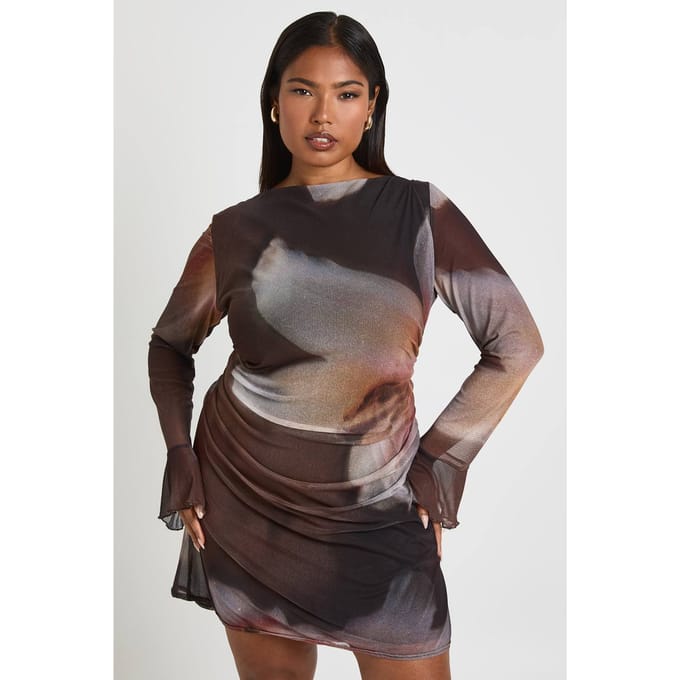 boohoo Dames Plus Size Bloemige Geraffelde Mini Shiftjurk | Bruin | Maat: 48
