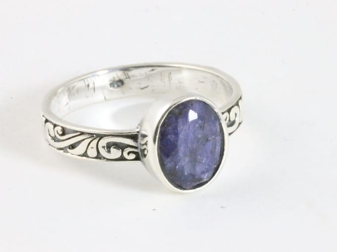 Fijne bewerkte zilveren ring met blauwe saffier - maat 16