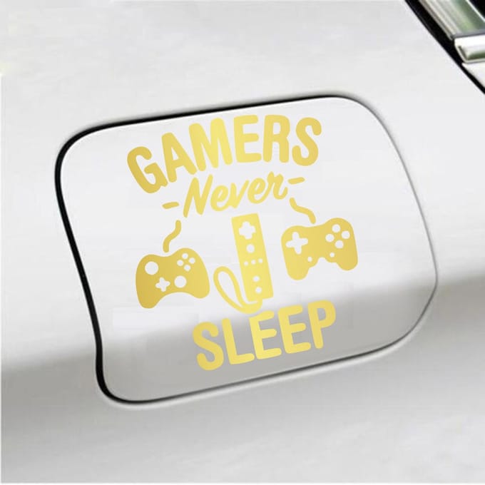 Bumpersticker - Gamers Never Sleep - 12,9 X 11,8 - Goud