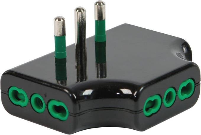 Ruimtebesparende Adapter voor Drievoudig Stopcontact met Italiaanse Stekker - Plat Ontwerp