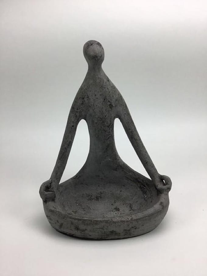 Yoga beeld grijs (rustic) keramiek circa 30 cm hoog