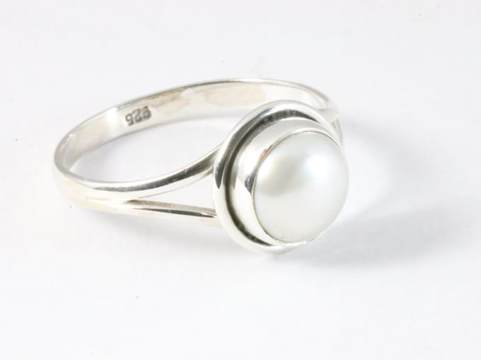 Fijne ronde zilveren ring met parel - maat 18
