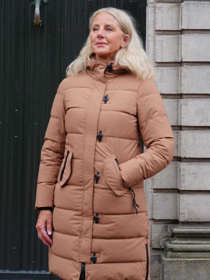 Lange dames winterjas - Gewatteerd en getailleerd - Camel - Maat 42