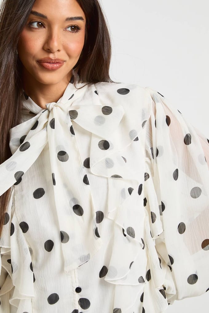 boohoo Dames Polka Dot Chiffon Blouse met Ballonmouwen | Wit | Maat: 38