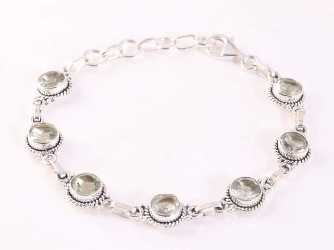 Bewerkte zilveren armband met groene amethist