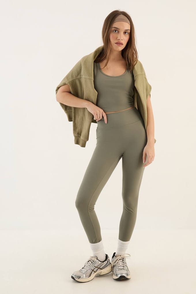 Dames DSGN Studio Ultra Sculpt Gevoerde Sportbeha | Kaki | Maat: Medium