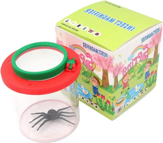 Vergrootglas insectenkooi voor het observeren van beestjes buiten.