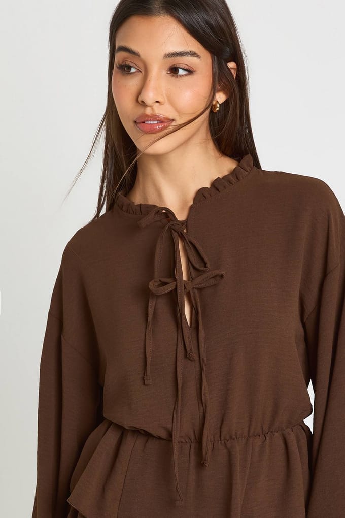 boohoo Dames Gehamerde Ruffle Detail Smock Jurk | Chocolate | Maat: 8
