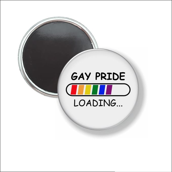 Button Met Magneet 58 MM - Gay Pride Loading - NIET VOOR KLEDING