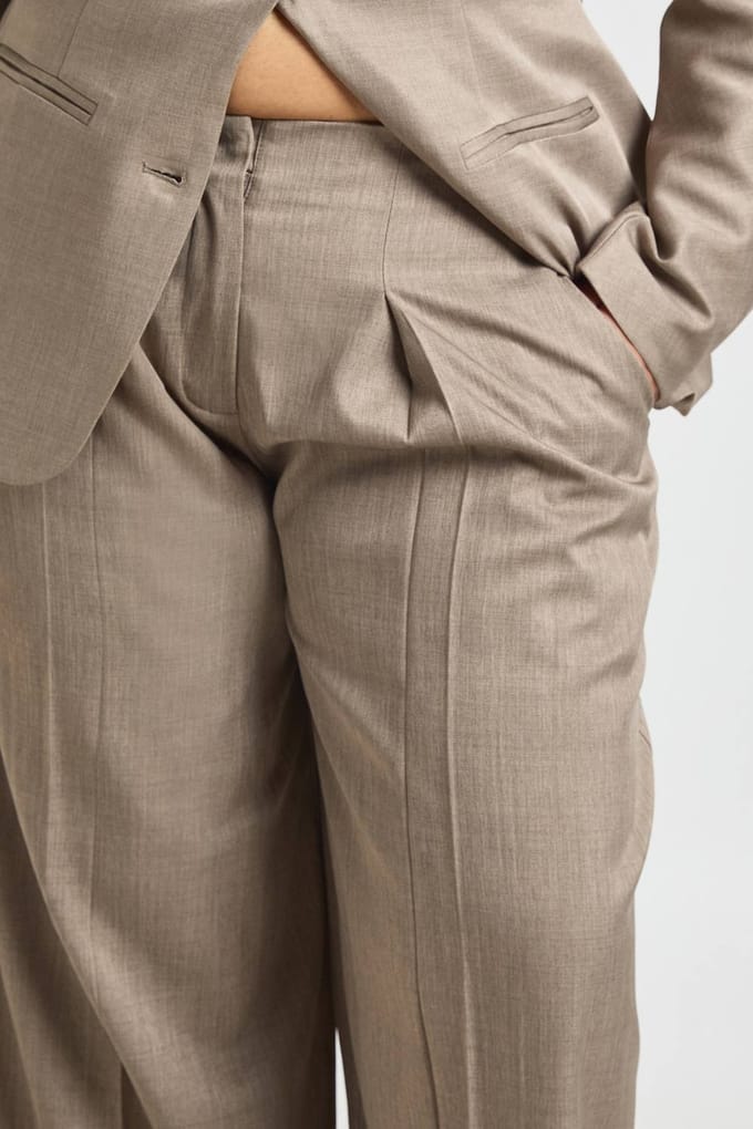 boohoo Dames Plus Getailleerde Wijde Pijpenbroek | Taupe | Maat: 46