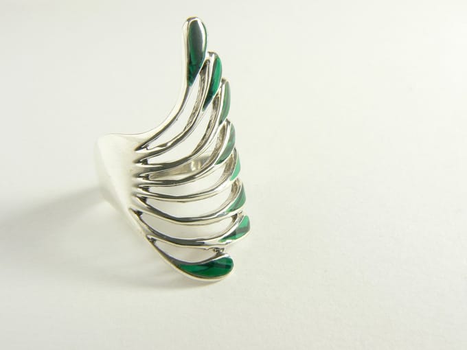 Langwerpige zilveren ring met malachiet - maat 17