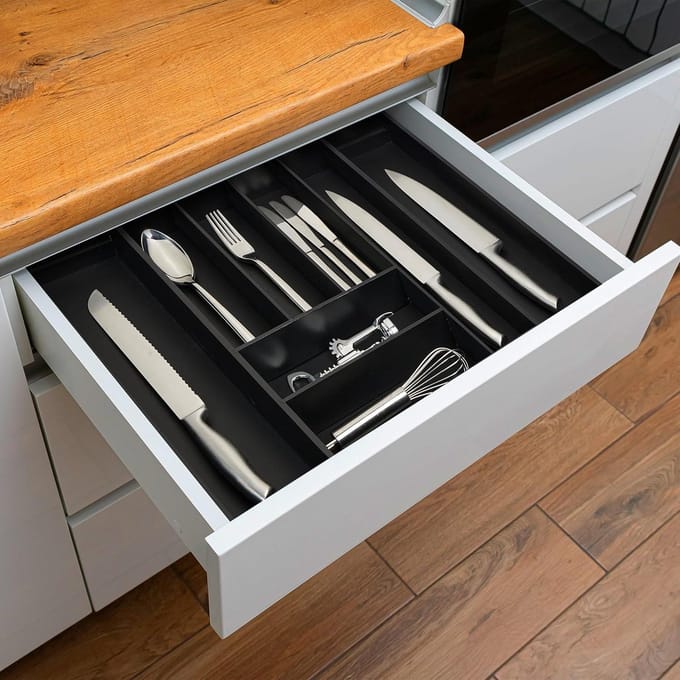 Uitschuifbare Bamboe Bestekbak HBD 65 x 35-58 cm - 6-8 Vakken - Bestek Organizer Zwart