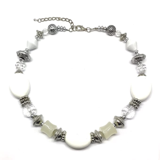 Behave - Ketting - Kralenketting - Zilver kleur - Wit - Korte Ketting - 44 cm