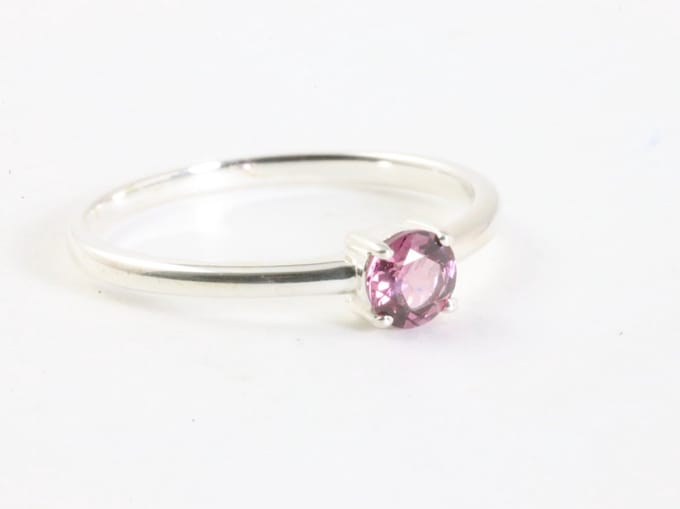 Fijne hoogglans zilveren ring met rhodoliet - maat 19