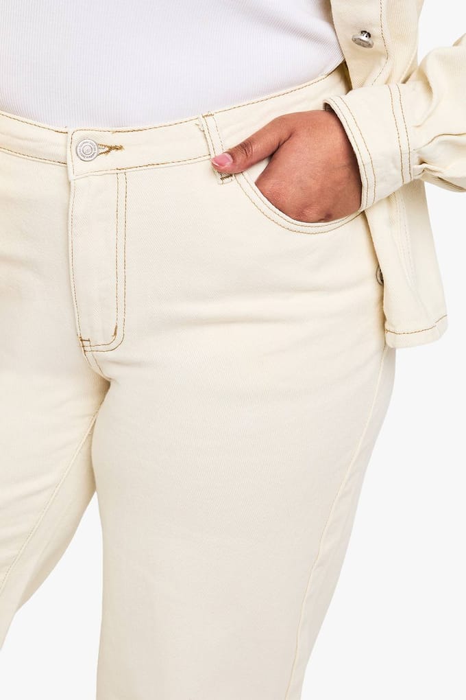 boohoo Dames Plus Ecru rechte pijp jeans | Maat: 28