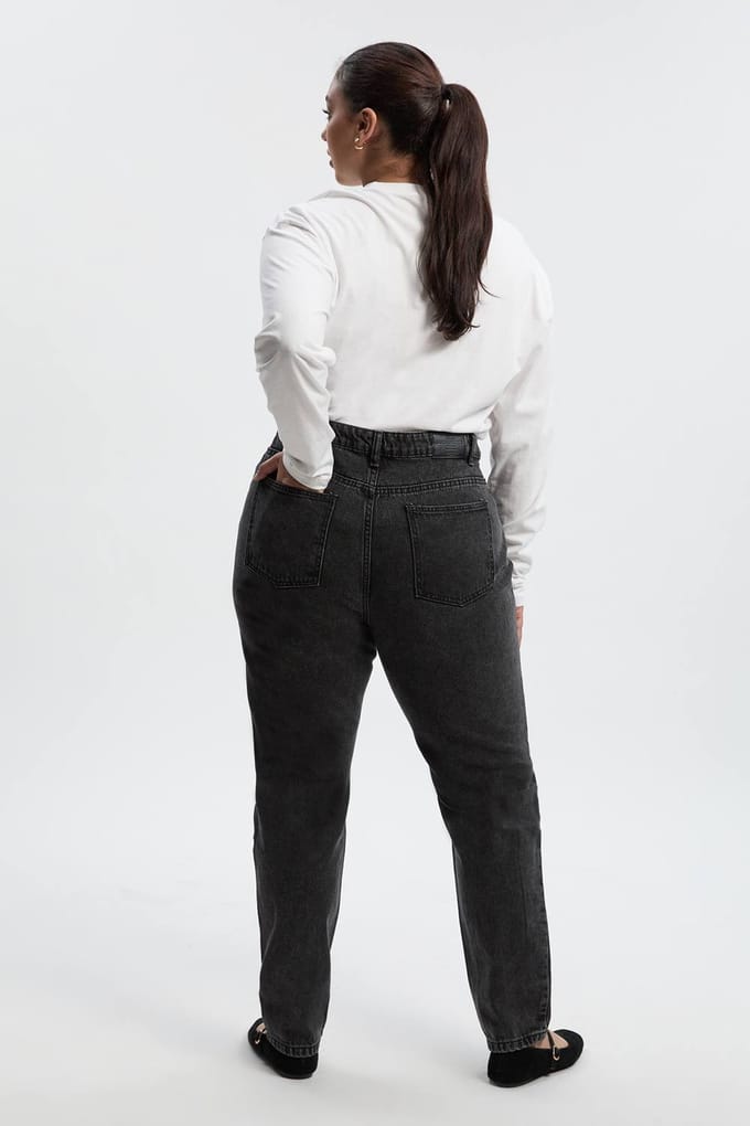 boohoo Dames Plus Basics Hoge Taille Gescheurde Mom Jeans | Washed Black | Maat: 28